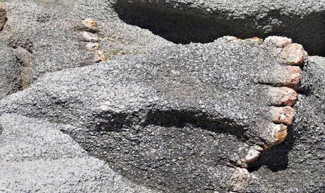 Điểm thú vị trên hòn đảo này còn là những “dấu chân người khổng lồ”. Qua hàng triệu năm với sự bào mòn của thời gian và những con sóng, các phiến đá đã biến đổi hình dạng và tạo thành hình dấu chân khổng lồ, nằm rải rác khắp nơi khiến du khách có cảm giác như mình đang lạc vào miền đất lạ