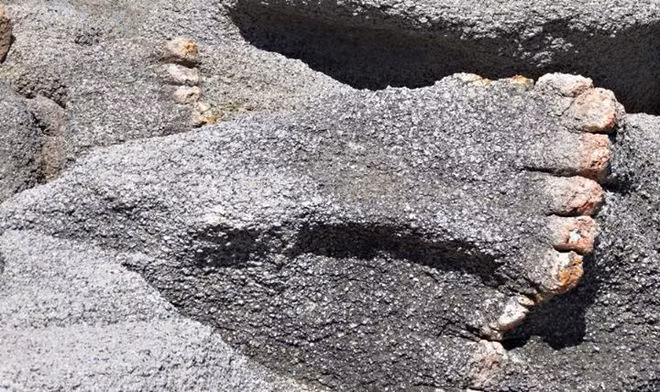 Điểm thú vị trên hòn đảo này còn là những “dấu chân người khổng lồ”. Qua hàng triệu năm với sự bào mòn của thời gian và những con sóng, các phiến đá đã biến đổi hình dạng và tạo thành hình dấu chân khổng lồ, nằm rải rác khắp nơi khiến du khách có cảm giác như mình đang lạc vào miền đất lạ