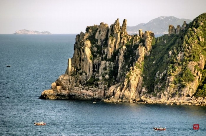 Đứng trên những ghềnh đá cao nhìn thẳng ra biển Đông, ghềnh đá lại thuôn nhọn như mũi con thuyền đang dong buồm thẳng tiến biển khơi, phía xa là cực Đông thiêng liêng của tổ quốc.