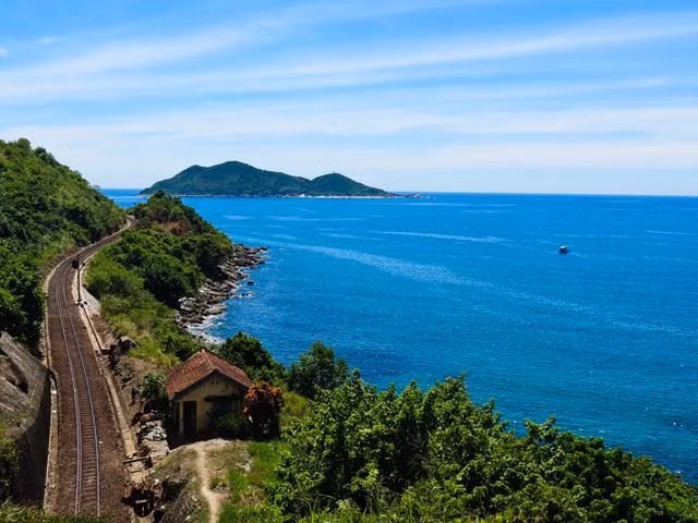 Ngay khi bạn bắt đầu cuộc hành trình khám phá Hòn Nưa, chiếc thuyền con rẽ sóng phăng phăng đưa bạn ra đảo, gió mát rượi lướt trên da thịt, thổi bạt những muộn phiền thường nhật lại sau lưng.