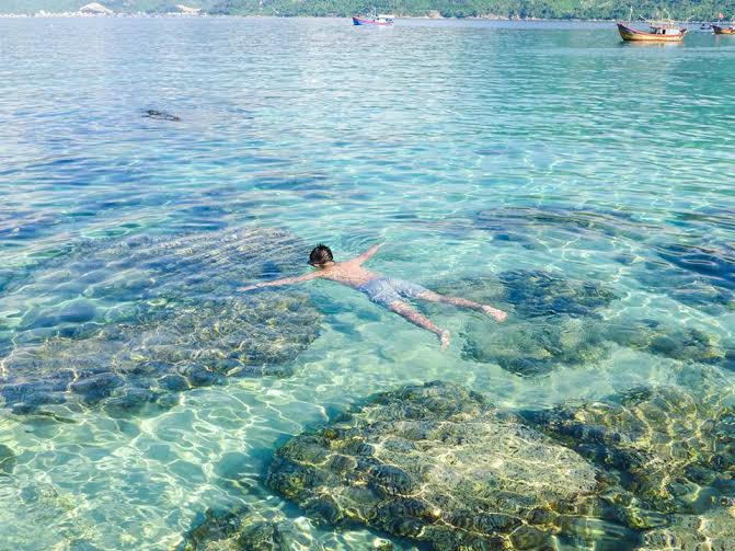 Còn gì thích hơn, khi được ngụp lặn dưới làn nước trong vắt.