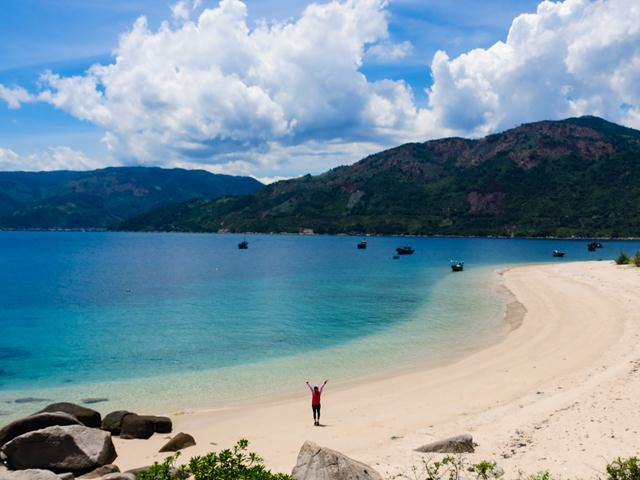 Cảm nhận đầu tiên khi bạn đặt chân lên Hòn Nưa là một khung cảnh thanh bình tuyệt diệu hiện ra trước mắt. Một bờ cát dài trắng tinh mịn màng uốn lượn, làn nước xanh trong vắt soi tận đáy. Nối tiếp bờ cát chạy dài ra biển Đông là những ghềnh đá cao dần.