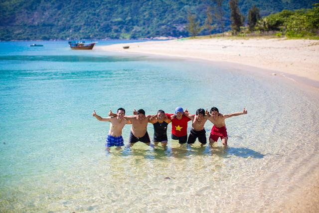 Mọi người thường chọn đi nhóm đông đến nơi đây ở lại một đêm để đốt lửa trại, ăn hải sản nướng, cùng khám phá vẻ đẹp hoang sơ và tận hưởng không khí biển đêm yên tĩnh.