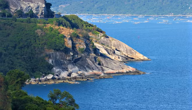 Phú Yên vẫn nổi tiếng với những địa danh du lịch đẹp và độc đáo. Gần đây, một hòn đảo mang tên Hòn Nưa nằm ở phía bắc vịnh Vũng Rô vừa mới được khai phá.