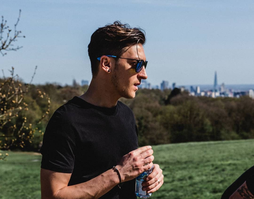 Chàng trai siêu ngọt ngào nhưng cũng đầy nam tính này được rất nhiều cá người đẹp vây quanh, nhưng bóng hồng mà anh chọn chính là Hoa hậu Thổ Nhĩ Kỳ.