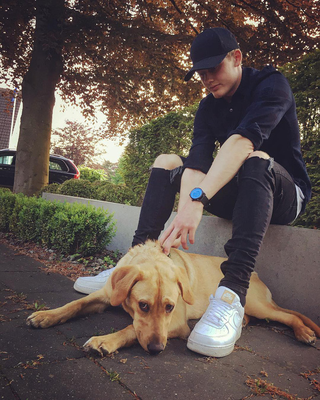 Đã đẹp trai, đá bóng hay rồi lại còn yêu động vật. Không khó để tìm thấy những bức ảnh cậu bạn ôm chó cười hạnh phúc