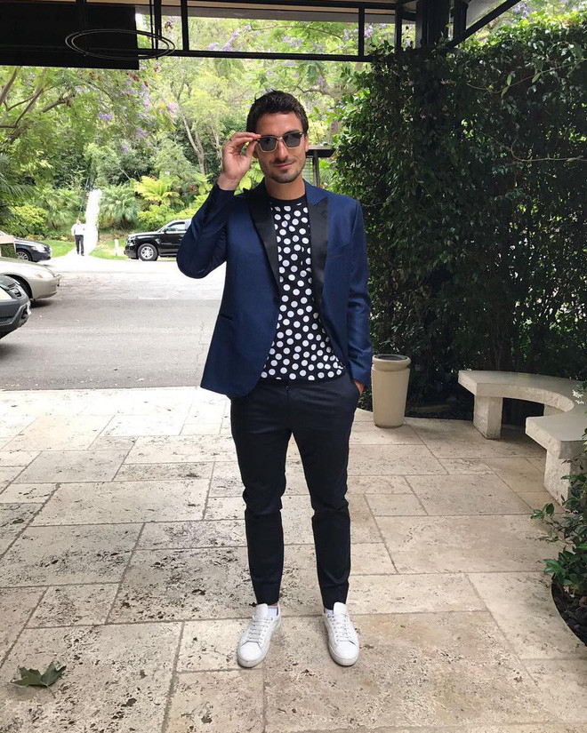 Đặc điểm nổi bật nhất của anh chính là bộ râu quai nón nhìn siêu lãng tử.