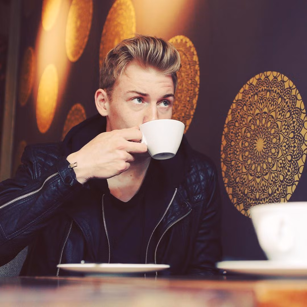 Bạn có ước mơ rằng một ngày sẽ ngồi cafe cùng anh chàng đep trai như thế này không.