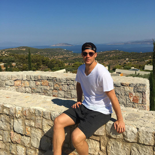 Sau những trận bóng nẩy lửa và những phút tập luyện hăng say, Neuer tạo cho mình một cuộc sống bình dị nhưng đầy màu sắc. Trên MXH anh rất được yêu thích và đặc biệt là các fan nữ