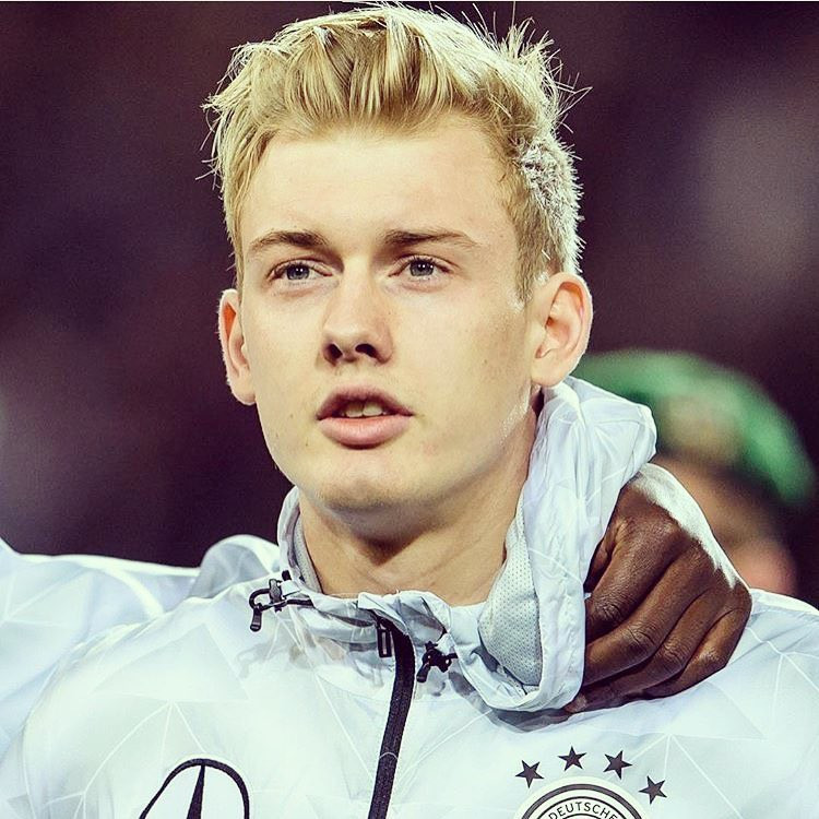 Tiền vệ Julian Brandt sẽ khiến các bạn ngây ngất với khuôn mặt như được tượng tạc bởi các thiên thần, chàng tiền vệ 22 tuổi dù trẻ trung cả về tuổi tác lẫn ngoại hình song cậu đã ra sân hơn 55 lần các đội tuyển trẻ của Đức, chơi ở mọi cấp độ từ U15 đến U21.
