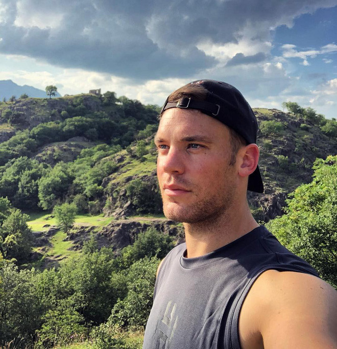 Trong danh sách trai đẹp của đội tuyển Đức đầu tiên phải nhắc đến Thủ môn Manuel Neuer: 9,3 triệu follower "quý ông lịch lãm". Không quá lời khi nói rằng Manuel Neuer chính là hình mẫu của hàng triệu cô gái. Dù đã bước sang tuổi 32 nhưng Neuer không hề lép vế so với những cầu thủ trẻ về cả ngoại hình lẫn kỹ thuật chơi bóng.