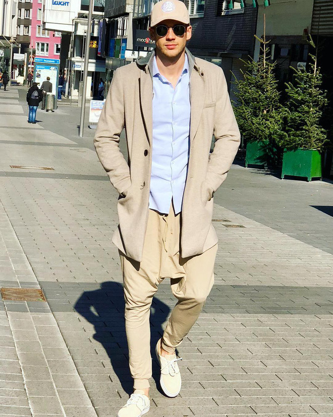 Hàng loạt cô gái quyết tâm theo dõi World Cup năm nay chỉ vì thấy bóng dáng của ai đó.