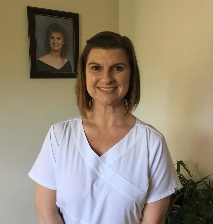 Chủ nhân bức hình viết: "Mẹ tôi vừa tốt nghiệp trường y tế ở tuổi 44. Bà yêu cầu tôi chụp cho bà một bức ảnh bên chân dung chính mình khi tốt nghiệp trung học. Bà muốn tôi nói với mọi người rằng không bao giờ là quá muộn để làm điều mình thích".