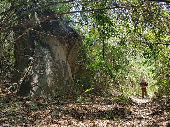 Khi đến con dốc cao dựng đứng, hai bên đường có tre trúc, bạn để xe lại và đi bộ một đoạn ngắn nữa là đến những tảng đá nhỏ, nơi có dòng suối róc rách dẫn bạn đến Hồ Tiên. Nếu muốn trải nghiệm trekking chặng dài, bạn lội men theo dòng suối hoặc cũng có thể đi bộ theo đường mòn (đường này xe gắn máy chạy được).