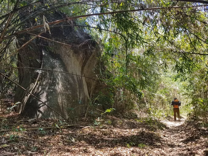 Khi đến con dốc cao dựng đứng, hai bên đường có tre trúc, bạn để xe lại và đi bộ một đoạn ngắn nữa là đến những tảng đá nhỏ, nơi có dòng suối róc rách dẫn bạn đến Hồ Tiên. Nếu muốn trải nghiệm trekking chặng dài, bạn lội men theo dòng suối hoặc cũng có thể đi bộ theo đường mòn (đường này xe gắn máy chạy được).