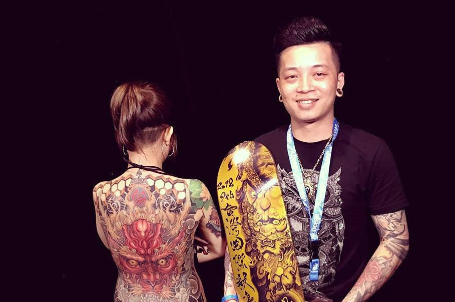 Nghệ sĩ xăm Lâm Việt và tác phẩm trên cơ thể vợ giành giải nhất hạng mục Nghệ sĩ tattoo lớn nhất châu Á tại Taiwan Tattoo Convention 2018. Ảnh: NVCC.