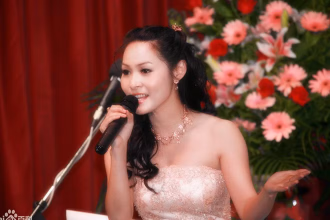 Trần Chiêu Chiêu hiện là triệu phú Hong Kong, Phó chủ tịch hiệp hội doanh nghiệp vừa và nhỏ.