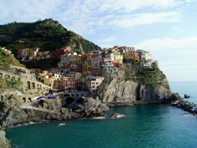 Vùng Cinque Terre bao gồm 5 ngôi làng đẹp như tranh vẽ, nhưng Manarola có phong cảnh đẹp nhất trong số này. Những ngôi nhà nhiều màu sắc được xây dựng trên vách núi nằm sát biển. Vùng Cinque Terre bao gồm 5 ngôi làng đẹp như tranh vẽ, nhưng Manarola có phong cảnh đẹp nhất trong số này. Những ngôi nhà nhiều màu sắc được xây dựng trên vách núi nằm sát biển.