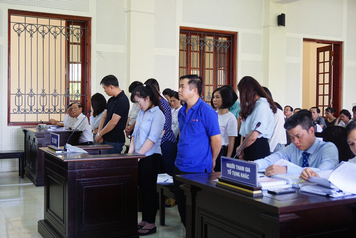 15 bị can khác nguyên là cán bộ Eximbank Đô Lương và Eximbank TP Vinh bị truy tố tội cố ý làm trái quy định của nhà nước về quản lý kinh tế gây hậu quả nghiêm trọng - Ảnh: DOÃN HÒA