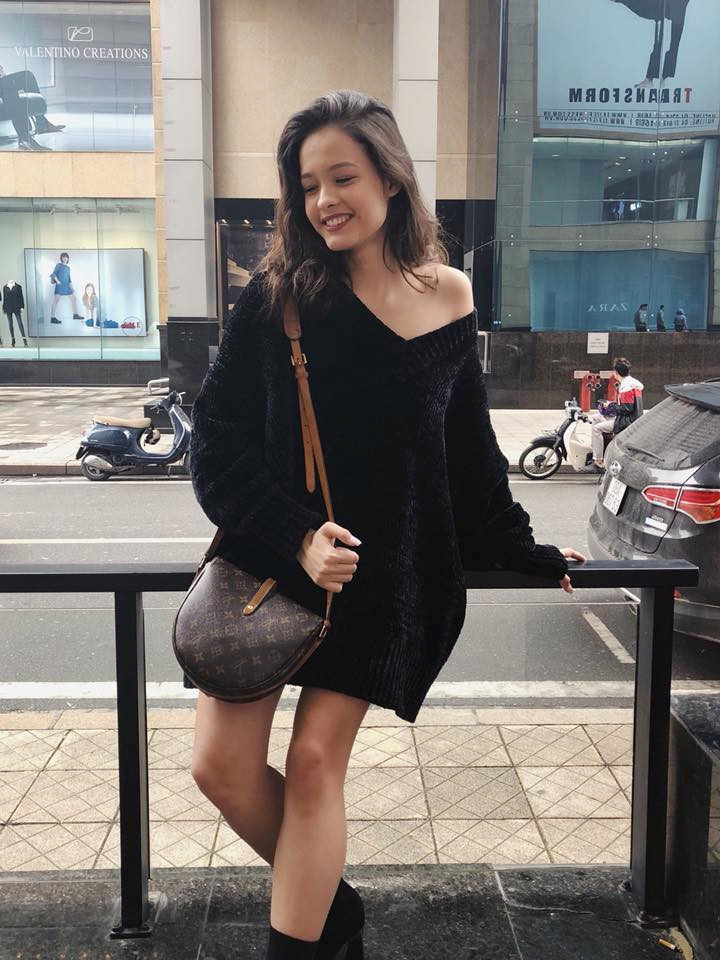 Năm ngoái, Linh nhận được học bổng của ĐH McGill (Canada) và đang theo học ngành Quản trị quốc tế tại đó. 9X là cô gái yêu nghệ thuật. Sở hữu gương mặt xinh xắn cùng vóc dáng thon thả, Linh từng được mời làm người mẫu ảnh nhưng cô đã từ chối để tập trung vào việc học.