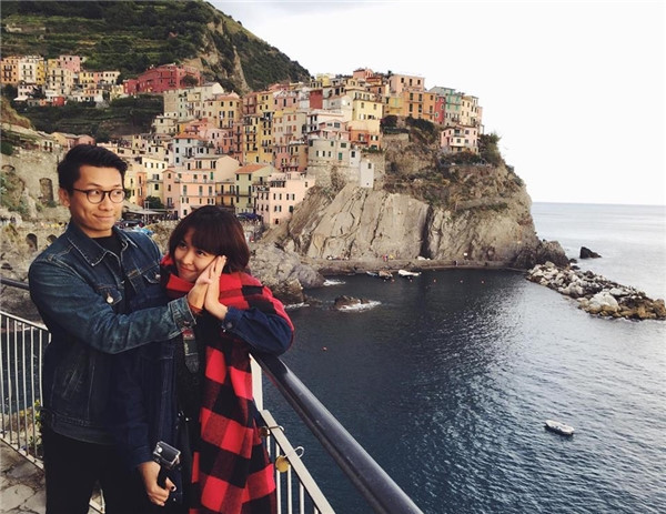 Tháng 9 năm 2016, một lần nữa fan lại có dịp ghen tỵ khi cặp đôi cùng nhau đi du học tại Italy. Từ đó, những bức ảnh vi vu châu Âu của cả hai liên tục được đăng tải.