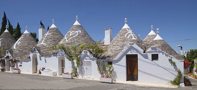 8. Puglia, Lecce và Vieste với Nếu không ghé qua một trong 3 nơi này sẽ là điều rất đáng tiếc khi đến Ý. Rất nhiều những ngôi nhà có từ thời trung cổ và hang động cổ đại vẫn còn được gìn giữ cẩn thận. Nơi này từng là quê hương của người Hy Lạp cổ đại, người dân ở đây rất tự hào về nơi mình sinh ra.