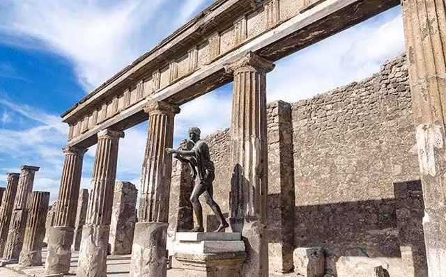 3.Văn hóa cổ đại Ý được xem là một trong những cái nôi của nền văn hóa cổ đại. Tại đây có rất nhiều công trình bí ẩn, thu hút các chuyên gia khảo cổ học La Mã, nhiều hiện vật có giá trị lịch sử đã được khai quật tại Pompeii. Nếu tham gia những tour du lịch trọn gói 7 ngày, du khách có thể được đến những địa danh bí ẩn ít được biết đến.