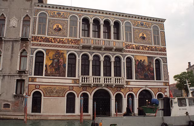 10. Cung điện Venetian Cung điện này được trang hoàng rất lộng lẫy nhất khi ghé thăm Venice. Nó sẽ là điểm tham quan hoàn hảo cuối cùng trước khi du khách tạm biệt nước Ý.