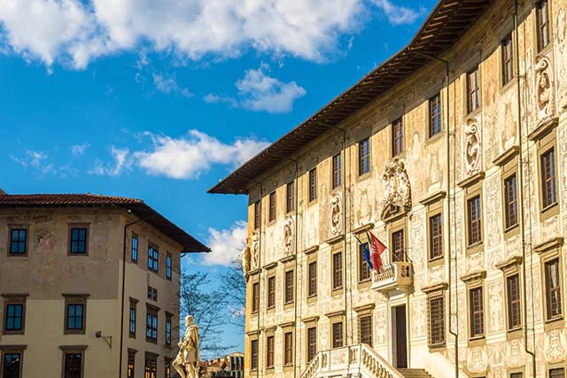 7. Du lịch bằng tàu hỏa Còn gì tuyệt vời hơn khi ngồi trong những toa tàu ấm cúng, để nó đưa đi qua khắp mọi nẻo đường. Nếu không thích tàu điện, du khách có thể lựa chọn tàu hỏa để có những thước phim tuyệt vời nhất. Nếu xác định đi du lịch bằng tàu, du khách nên mua tour, hướng dẫn viên sẽ giới thiệu rất chi tiết những địa điểm đi ngang qua.