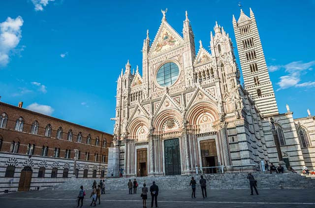 9. Các tour du lịch lớn Các tour du lịch lớn thường thấy là 3 địa điểm nổi tiếng nhất của Ý là Florence, Venice và Rome. Hầu hết mọi người khi mua tour đều được bao trọn gói từ chỗ ăn cho đến chỗ ngủ, do đó nếu lựa chọn hình thức du lịch này, du khách có thể được ăn những món rất ngon nhưng cũng hạn chế trong việc đi lại nên mọi người cần phải cân nhắc kỹ.