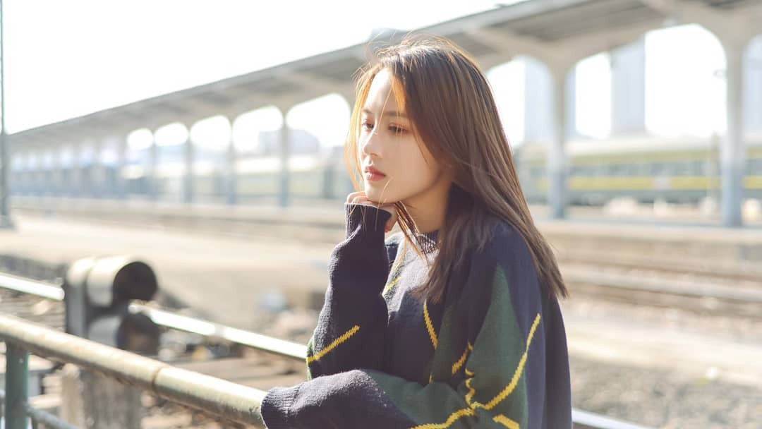 Đã có rất nhiều trai xinh gái đẹp thuộc team "con lai" được tìm thấy trên MXH. Mới đây, dân tình lại một lần nữa bị thuyết phục hoàn toàn khi ngắm nhìn nhan sắc của một cô bạn sinh năm 1999, mang hai dòng máu lai Việt - Trung.