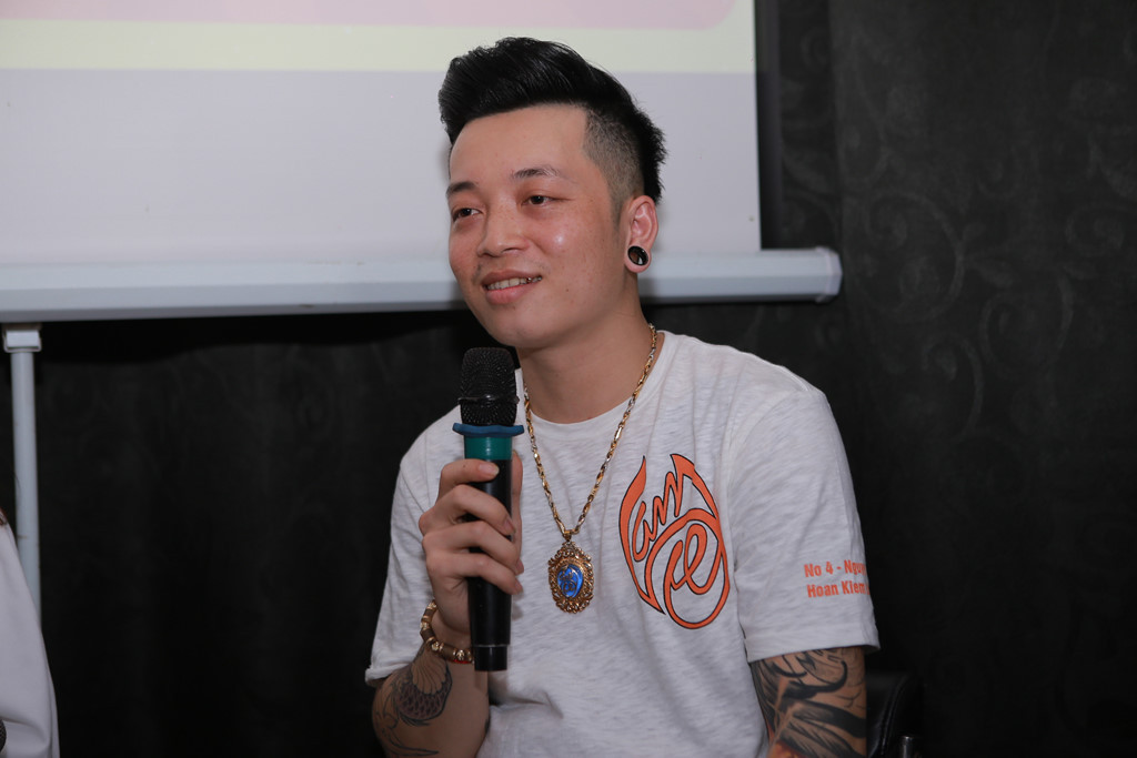 Gần 9 năm theo nghề với đủ thăng trầm, nghệ sĩ thuộc thế hệ thứ hai nổi tiếng đất Hà thành không thể nhớ mình đã "kể" bao nhiêu "câu chuyện" trên cơ thể người khác. Ảnh: Tuấn Trần.