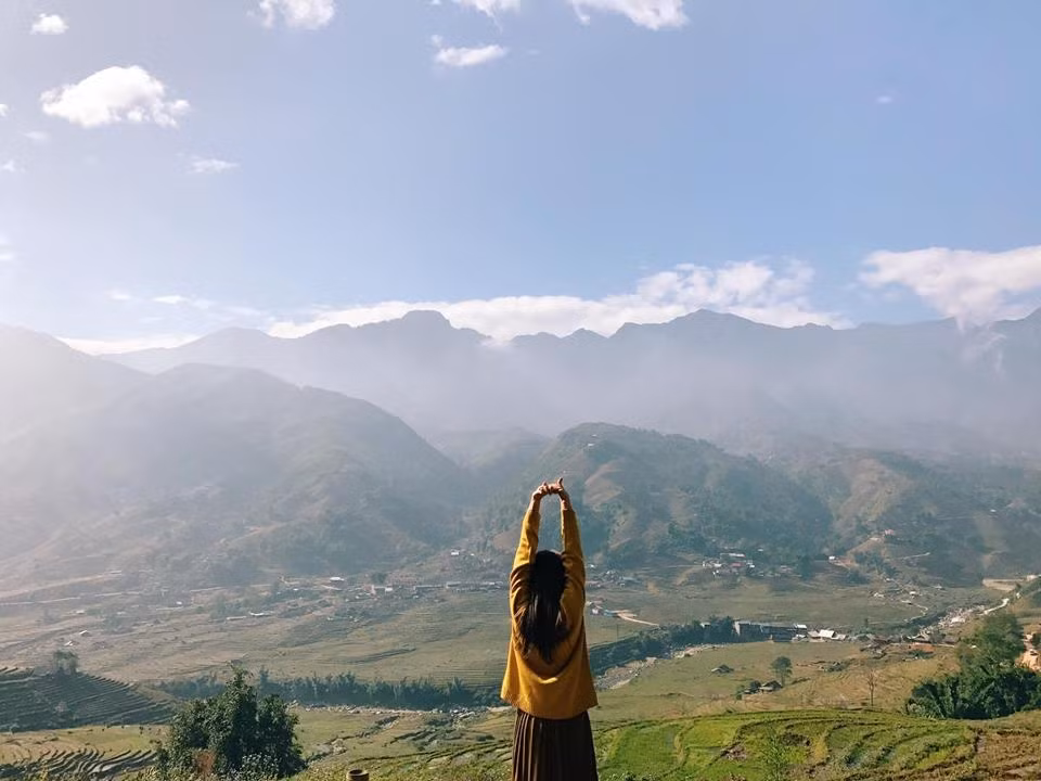 Bạn chỉ cần chọn một góc trên cao, leo lên phóng tầm mắt ra xa và ngó xuống những ruộng bậc thang mênh mông dưới tầm mắt, cùng khói lam chiều vờn quanh… một cảm giác bình yên không thể nào diễn tả bằng lời được. Ảnh: Vân Hằng