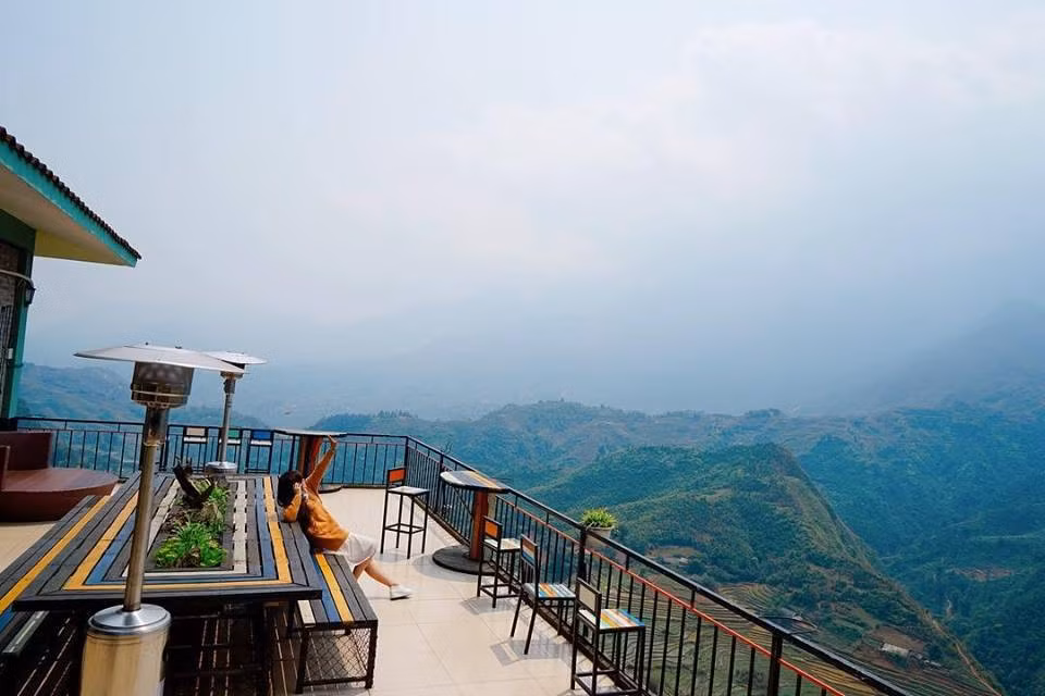 Lang thang ghé vào một nơi nào đó, nhấm nháp ly cafe nóng ấm, ngắm đất trời lãng đãng nên thơ rồi mở căng lồng ngực hít hà chút hương bình dị của cuộc sống, yên ả thanh bình đến lạ.