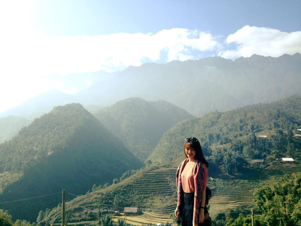 Sa Pa đang vào mùa đẹp nhất trong năm, mây mờ ôm ấp những đỉnh núi cao, cây cối cũng dần trút lá, không còn xanh tươi như những ngày mùa hè nắng đẹp lung linh, vậy mà lòng người vẫn không vì thế mà đánh mất đi sự yêu thương những điều giản dị nơi đây.