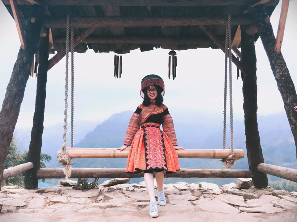 Đến với Sa Pa mùa thu, dạo qua những địa điểm đã quá quen thuộc như nhà thờ đá, bản Cát Cát đẹp ngất ngây hay phiên chợ đủ sắc màu, chợt thấy mảnh đất này khiến người ta yêu thương quá đỗi.