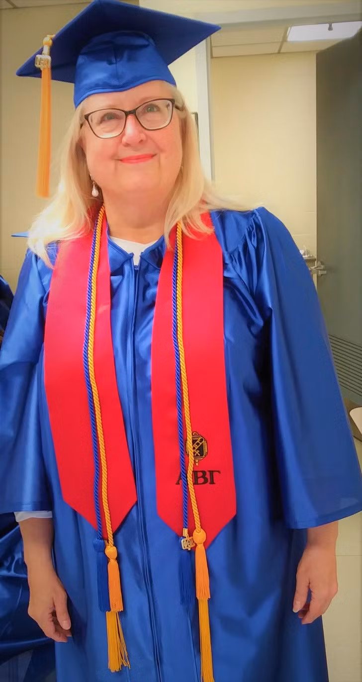 "Tôi vừa tốt nghiệp ở tuổi 65. Hãy nhớ rằng không bao giờ là quá muộn để học tập" - tài khoản Tweaked Monkey chia sẻ trên Reddit.