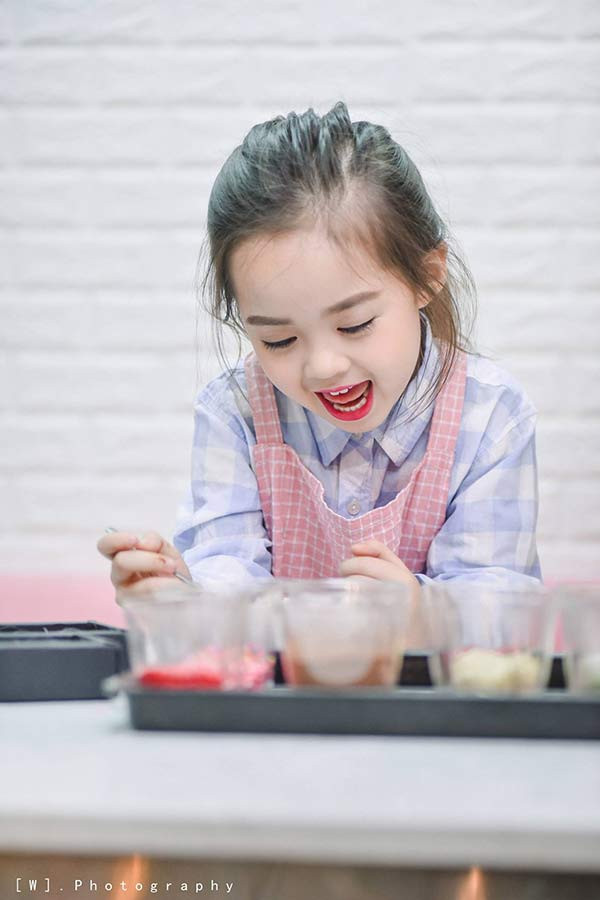 Không có ánh đèn sân khấu, không khoác lên mình những trang phục lộng lẫy nhưng Nhã Uyên lại khiến người xem thích thú bởi chính cái nghiêng đầu lí lắc, nụ cười hồn nhiên và đôi mắt to tròn ngộ nghĩnh.