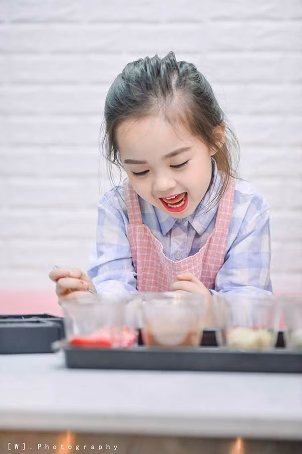 Không có ánh đèn sân khấu, không khoác lên mình những trang phục lộng lẫy nhưng Nhã Uyên lại khiến người xem thích thú bởi chính cái nghiêng đầu lí lắc, nụ cười hồn nhiên và đôi mắt to tròn ngộ nghĩnh.