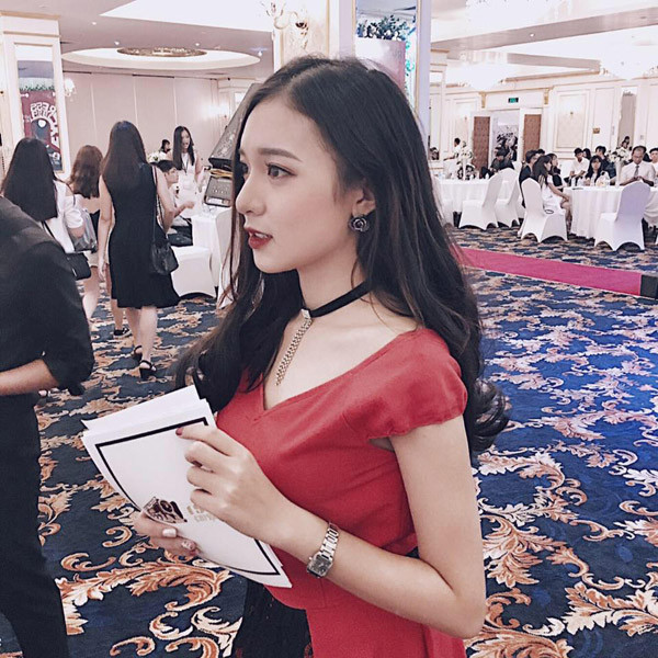 Cô nàng thường xuyên có những bức hình khoe "góc nghiêng thần thánh". Với khuôn mặt khả ái của Hot girl trường báo các chàng trai ko rưng rưng mới lạ.