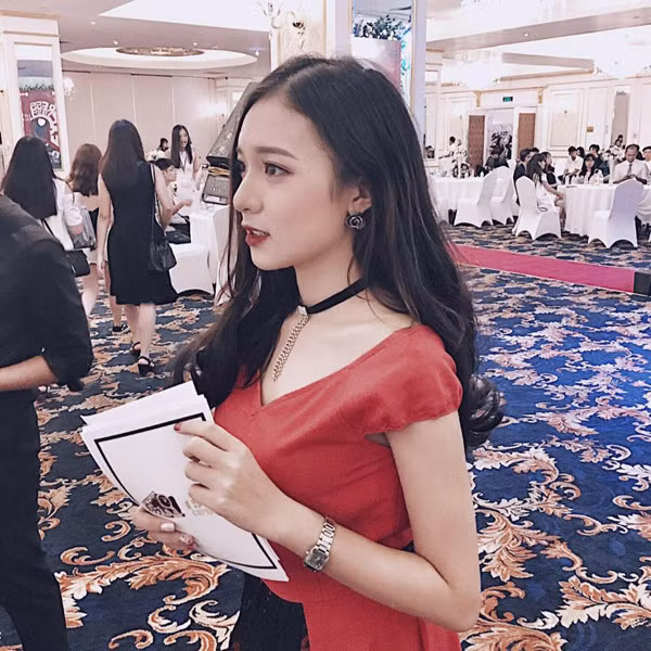 Cô nàng thường xuyên có những bức hình khoe "góc nghiêng thần thánh". Với khuôn mặt khả ái của Hot girl trường báo các chàng trai ko rưng rưng mới lạ.