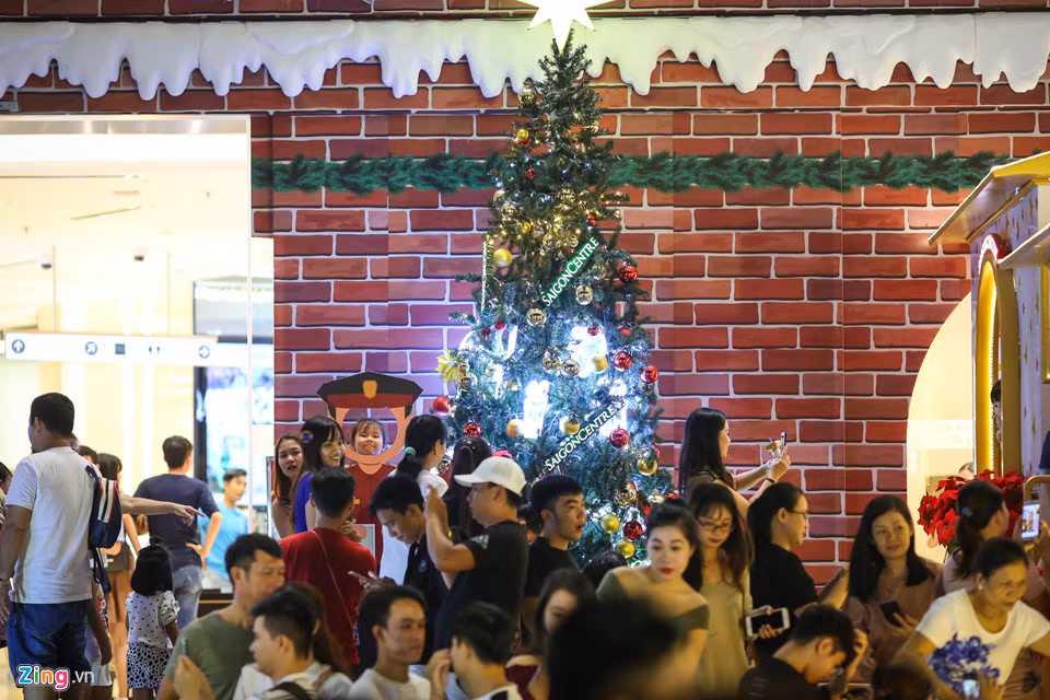 Nơi đây thu hút rất đông người đến chụp ảnh lưu niệm mỗi buổi tối.