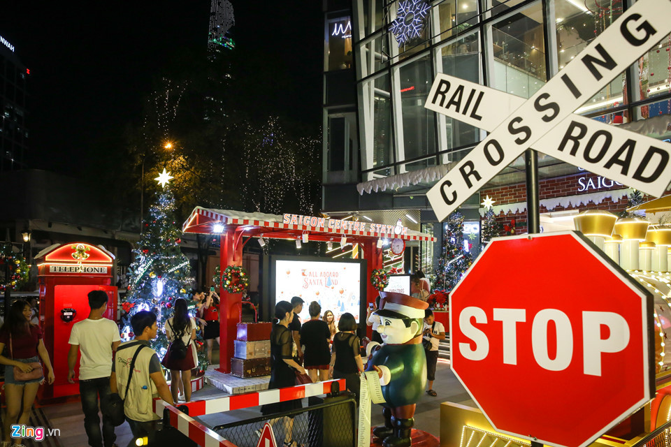 Cách đó không xa, một trung tâm thương mại trên đường Lê Lợi cũng được trang hoàng lộng lẫy với rất nhiều bối cảnh mùa Noel.