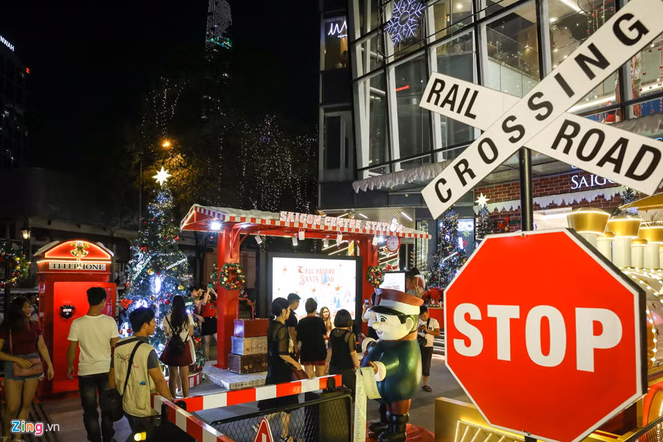 Cách đó không xa, một trung tâm thương mại trên đường Lê Lợi cũng được trang hoàng lộng lẫy với rất nhiều bối cảnh mùa Noel.