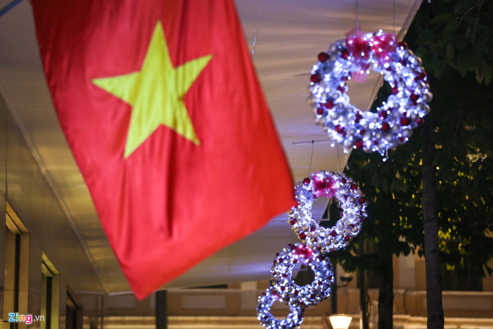 Những ngày này, hoà trong không khí chiến thắng của đội tuyển Việt Nam mùa giải AFF Cup 2018, cờ đỏ sao vàng cũng được treo khắp nơi cùng các hoạ tiết trang trí Giáng sinh.
