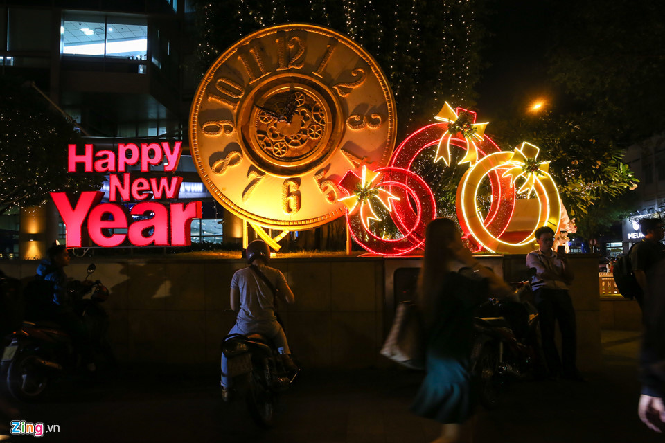 Trong khi đó, phía trước một toà nhà trên đường Lê Duẩn (quận 1), đồng hồ đếm ngược đã được dựng lên, báo hiệu một năm cũ sắp qua đi.