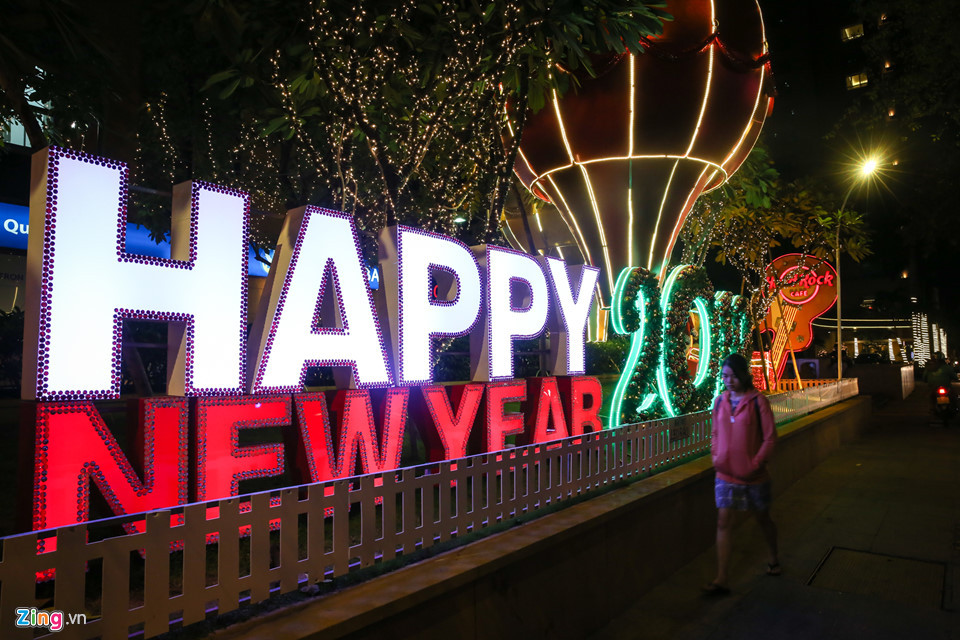 Trên đường Hai Bà Trưng (quận 1), khẩu hiệu đón chào năm mới 2019 cũng được dựng lên phía trước một toà nhà.