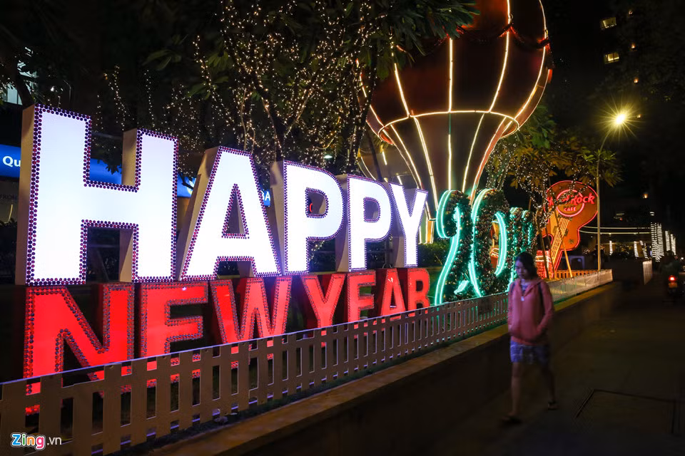 Trên đường Hai Bà Trưng (quận 1), khẩu hiệu đón chào năm mới 2019 cũng được dựng lên phía trước một toà nhà.