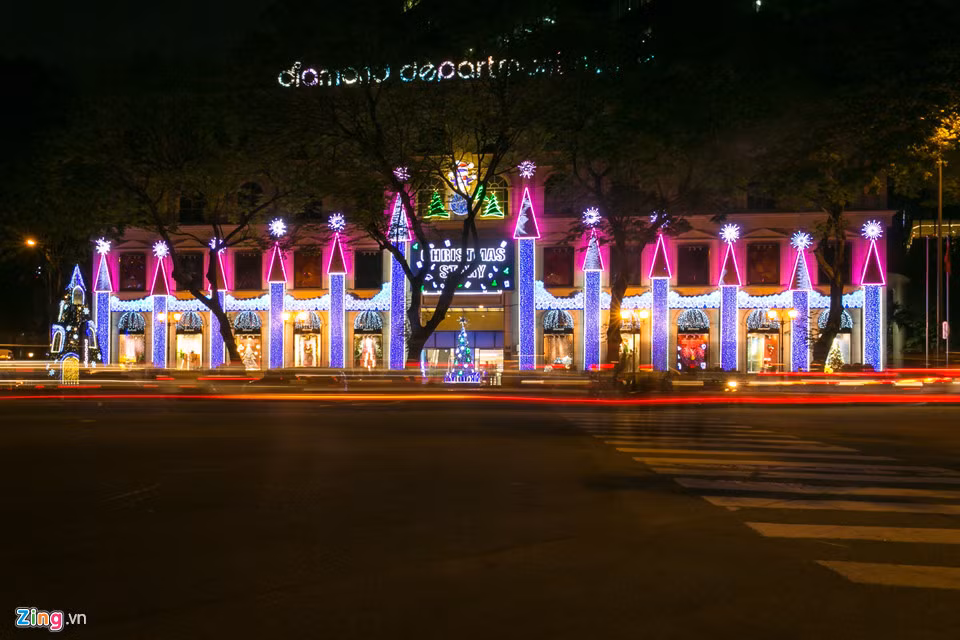 Khong khi Giang sinh som tren cac con duong o TP.HCM