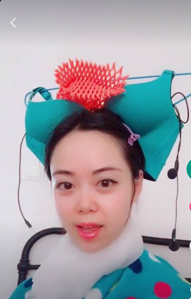 Về nhất không ai dám tranh nhì là đây, "tông xuyệt tông" từ mũ mão đến trang phục.